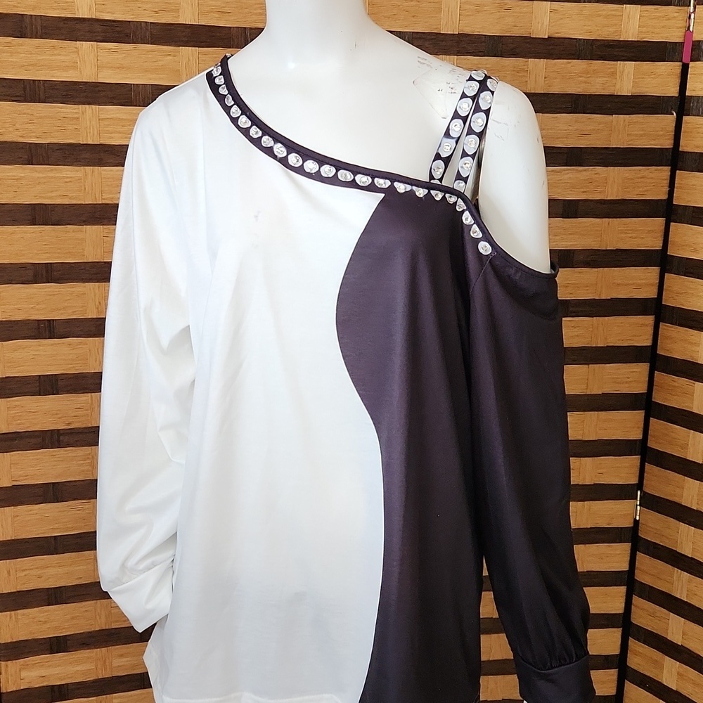 Nwot! One shoulder diamond detail top